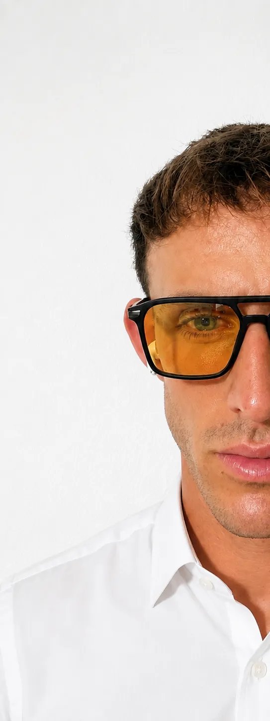 Retrato de Max Corti, media cara, con gafas de cristales naranjas