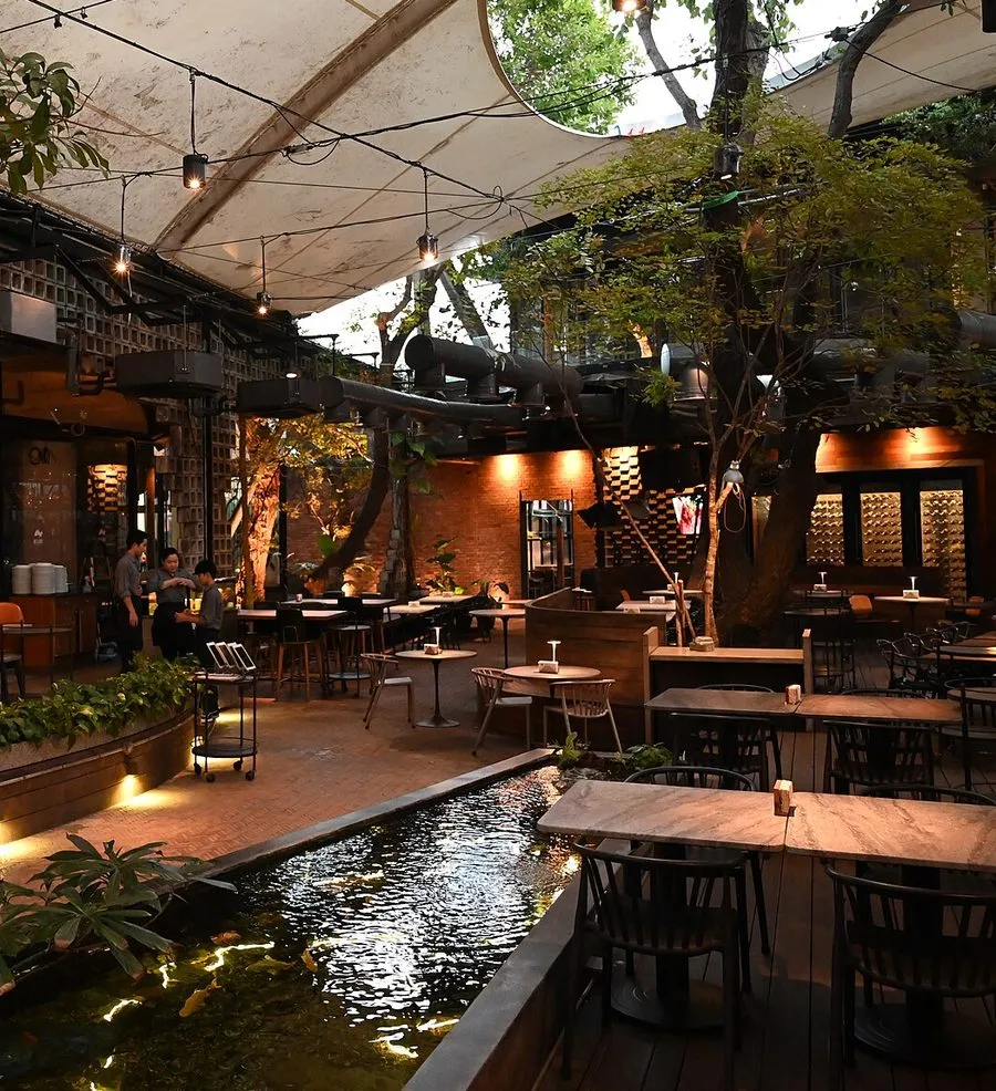 Demo: portada de la web de un restaurante ficticio con una foto de un comedor al aire libre